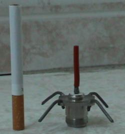 La antena omni-direccional, con un cigarrillo para la escala.