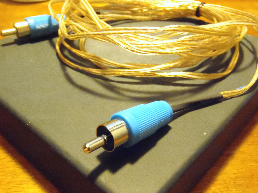 Cara menyesuaikan kabel RCA